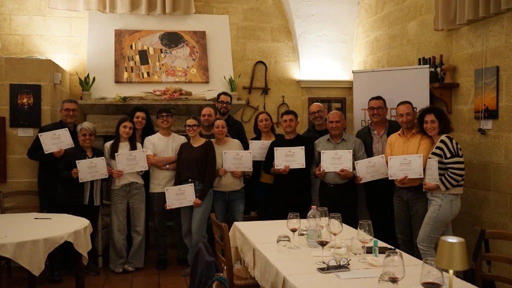 Wine Discovery Course participants with Alessandro Bene and their certificates